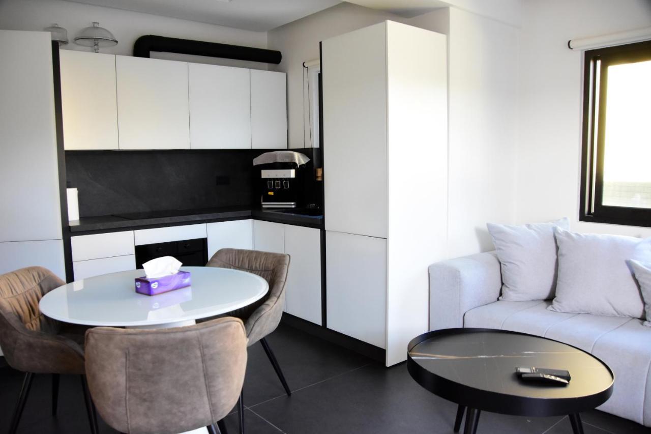 White And Black Aegina Екстер'єр фото